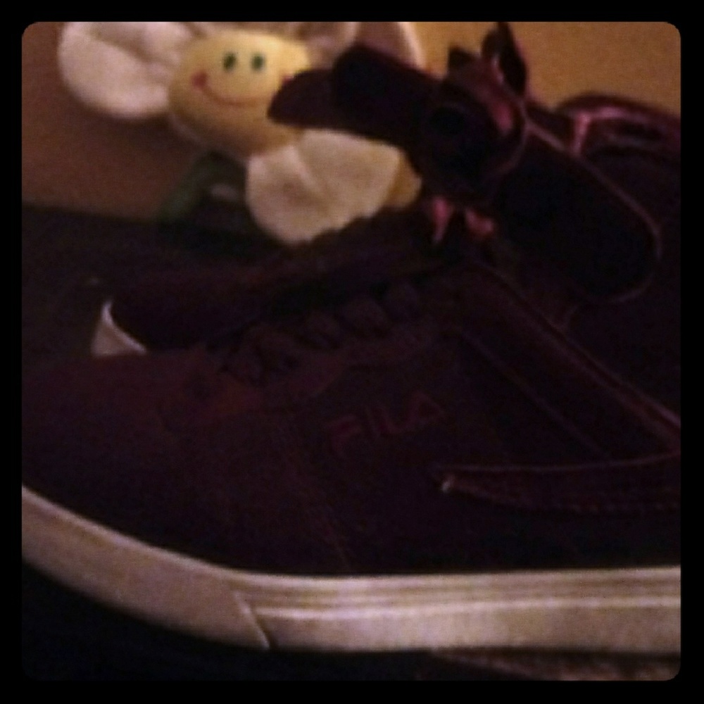 They are red filas size 8